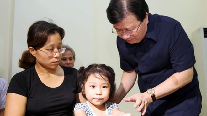 Trao quyết định đặc cách tuyển dụng vợ phi công Trần Quang Khải Phó thủ tướng Trịnh Đình Dũng thăm hỏi vợ con phi công Trần Quang Khải.