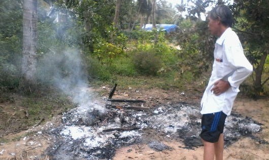 Cuồng ghen, đánh chết vợ sắp cưới đang mang thai Ông Trí đau xót khi phải châm lửa đốt ảnh cưới, thiệp hồng để quên đi chuyện đau buồn.