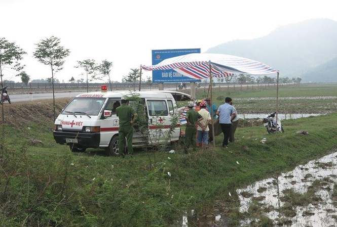 Kinh hãi phát hiện người đàn ông nằm chết bên xe máy Hiện trường nơi phát hiện thi thể ông Hoàn.