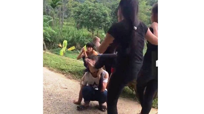 Đình chỉ học 1 năm hai nữ sinh đánh bạn ngất xỉu Nữ sinh bị bạn dùng chân đá vào mặt đến ngất xỉu