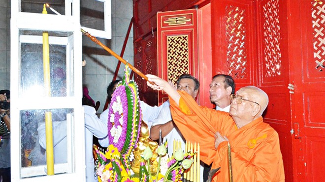 Thích Quảng Đức – vị Bồ tát Việt Nam đến xứ sở chùa vàng Hoà thượng Thích Tịnh Liên, Phó Tăng trưởng Việt tông Phật giáo tại Thái Lan, trụ trì chùa Cảnh Phước dâng đèn khai lễ
