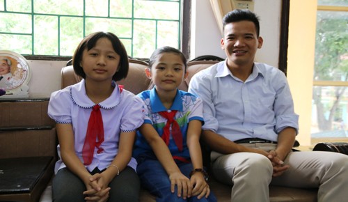 Học sinh tiểu học sáng tạo 'máy xử lý bão' trong lòng đất Tác giả ý tưởng Đinh Quỳnh Ngân và Đinh Thị Nguyệt Minh (từ trái sang). Ảnh: Phương Vy.