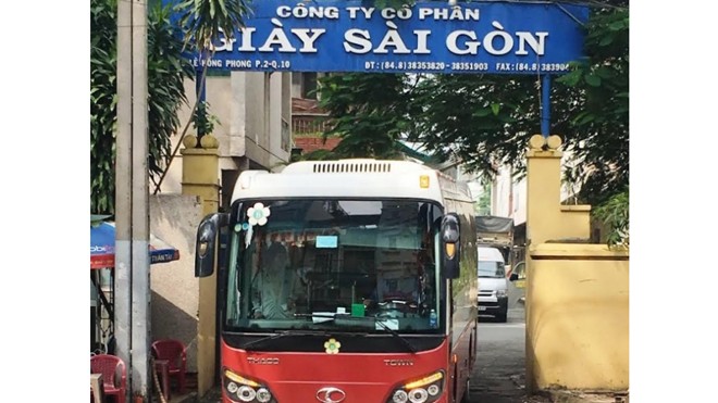 Xẻ thịt đất vàng cho thuê trái phép Xe giường nằm của Thành Bưởi đỗ trong khuôn viên khu đất 419 của Công ty Cổ phần Giày Sài Gòn.