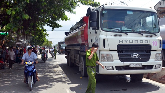 Người phụ nữ bị xe bồn kéo lê hơn 20 mét Xe bồn gây tai nạn. Ảnh: Sơn Hòa