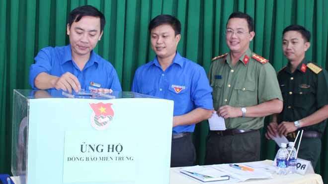 Cần Thơ: Tiếp nhận 54 triệu đồng giúp đỡ đồng bào miền Trung Đồng chí Đào Chí Nghĩa, Phó Bí thư thường trực Thành Đoàn Cần Thơ cùng các đơn vị ủng hộ đồng bào miền Trung bị ảnh hưởng bởi mưa lũ. ẢNH: THANH TÙNG
