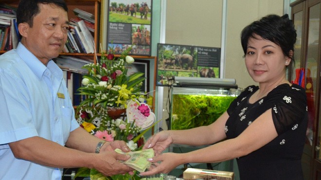 Chợ Buôn Ma Thuột quyên góp giúp đồng bào vùng lũ Đại diện báo Tiền Phong tiếp nhận tiền quyên góp