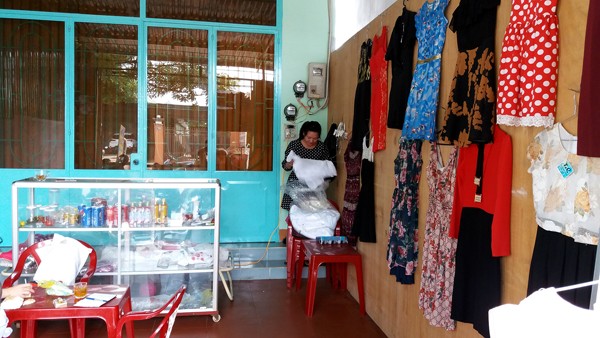 Mất tiền với trò lừa khăn tắm Các nạn nhân bên đống khăn bị lừa
