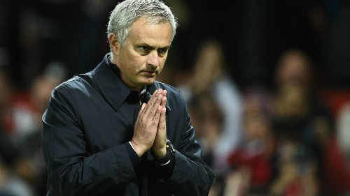 Mourinho chắp tay xin lỗi sau chiến thắng Man City Mourinho chắp tay xin lỗi sau chiến thắng Man City