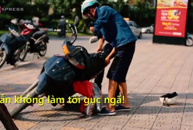Chàng shipper không tay lạc quan với cuộc sống khó nhọc Chàng shipper không tay lạc quan với cuộc sống khó nhọc