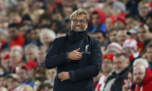 Klopp: 'Tôi không chắc được phép thích Alex Ferguson hay không' Klopp cho rằng những lời khen của Ferguson chẳng có ý nghĩa gì với Liverpool. Ảnh: Reuters.