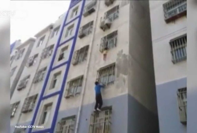 'Người nhện Trung Quốc' cứu bé 2 tuổi lơ lửng trên cửa sổ 'Người nhện Trung Quốc' cứu bé 2 tuổi lơ lửng trên cửa sổ