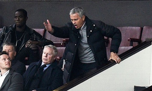 Mourinho bị cấm chỉ đạo một trận và phạt tiền Mourinho phản ứng dữ dội từ trên khán đài trận tiếp Burnley sau một tình huống mà ông cho rằng Man Utd xứng đáng được hưởng phạt đền. Ảnh: ESPN.