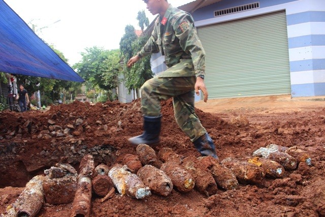 Phát hiện hầm súng đạn lớn trong khu dân cư Cơ quan chức năng đang xử lý số vũ khí mới phát hiện.