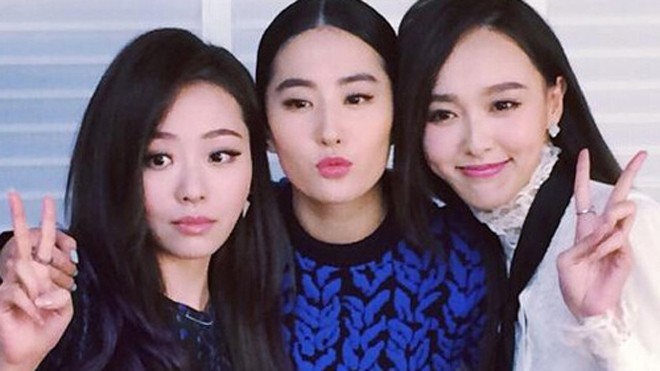Diva Trung Quốc kết hôn bất chấp sự phản đối của mẹ Lưu Diệc Phi (giữa), Đường Yên (phải) bên Trương Tịnh Dĩnh.