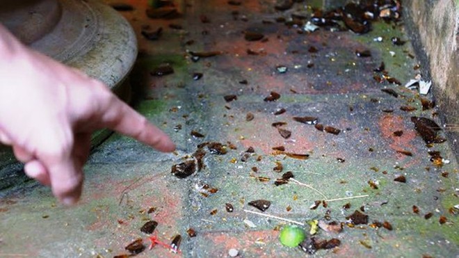 Nửa đêm, nhiều nhà dân bị kẻ xấu ném bom xăng Mảnh vỡ thủy tinh vương vãi trong nhà một hộ dân bị kẻ xấu ném bom xăng vào nhà