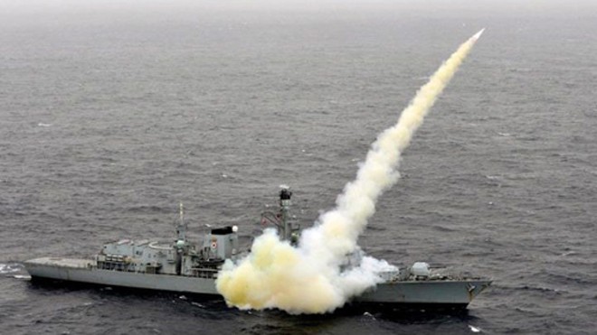 Tàu chiến Anh sắp hết tên lửa diệt hạm Tàu chiến HMS Montrose bắn thử nghiệm tên lửa Harpoon. Ảnh: Telegraph.