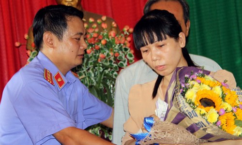 Lãnh đạo công an bắt oan 'người chống cát tặc' bị cách chức Viện kiểm sát và Công an huyện Nhơn Trạch công khai xin lỗi bà Ngọc. Ảnh: Phước Tuấn