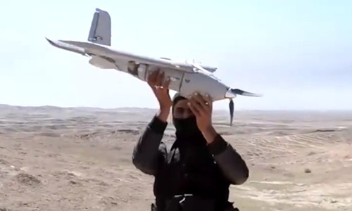 IS dùng máy bay không người lái tấn công quân đội Iraq Máy bay không người lái nghi của Nhà nước Hồi giáo bị phiến quân Sarya Ansar al Al qaeda ở Libya bắt được. Ảnh: RT.