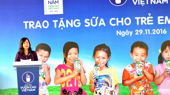 Vinamilk tặng gần 130.000 ly sữa cho trẻ em tại Vĩnh Long Vinamilk tặng gần 130.000 ly sữa cho trẻ em tại Vĩnh Long