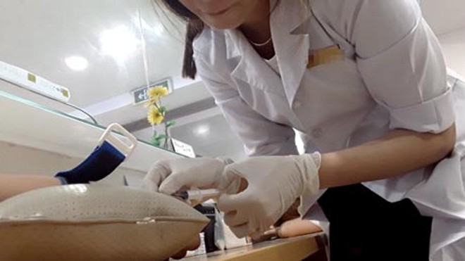 “Vẽ” bệnh ở các phòng khám Y tá Phòng khám Đa khoa Thế Giới đang lấy máu của phóng viên để xét nghiệm Ảnh: YÊN PHÚ