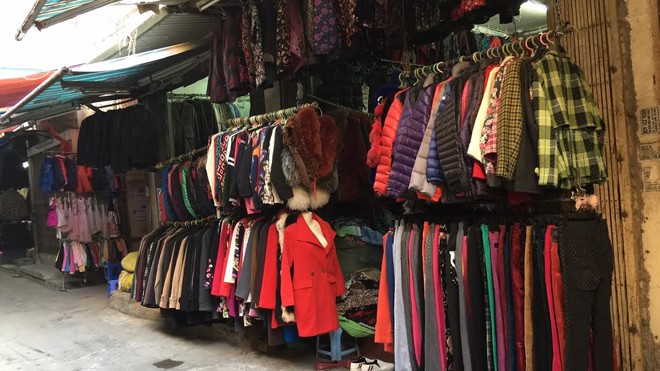 'Đường dây ngầm' sau chiếc áo secondhand ngàn USD về Việt Nam Hàng thùng loại siêu cao cấp thường được mua bán trao tay chứ không xuất hiện tại chợ