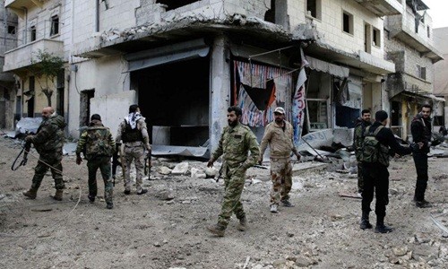 Quân nổi dậy Syria giảm nhuệ khí vì xâu xé nội bộ Quân chính phủ Syria tuần tra ở quận Tariq al-Bab, phía tây Aleppo, vào ngày 3/12. Ảnh: AP