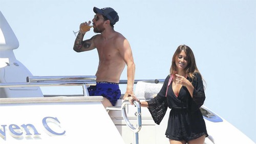 Messi chuẩn bị làm đám cưới Messi và bạn gái trên du thuyền khi đi nghỉ hè 2016. Ảnh: Marca