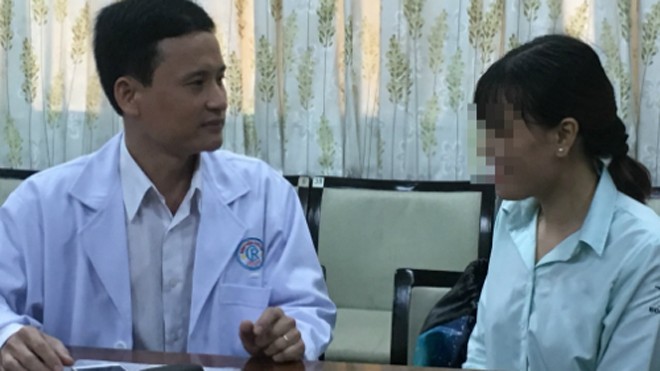 Những căn bệnh lạ lần đầu xuất hiện ở Việt Nam Bệnh nhân hồi phục trò chuyện cùng bác sĩ điều trị. Ảnh: Lê Phương.