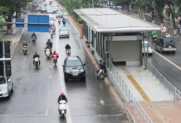 Vì sao buýt nhanh BRT “hoãn” chạy thử nghiệm trên đường? Hầu hết các tuyến đường đã kẻ vạch phục vụ buýt BRT. Ảnh: A. Trọng