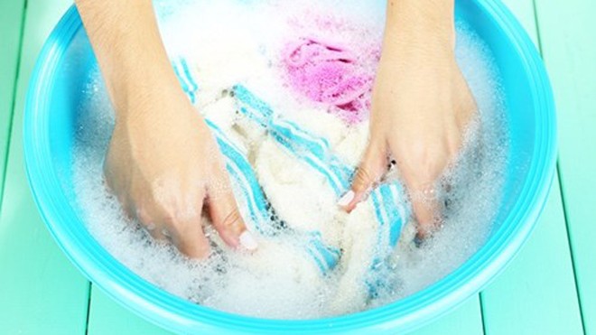 Những thói quen giặt quần áo có hại cho sức khỏe Không ngâm quần áo quá lâu với giặt.