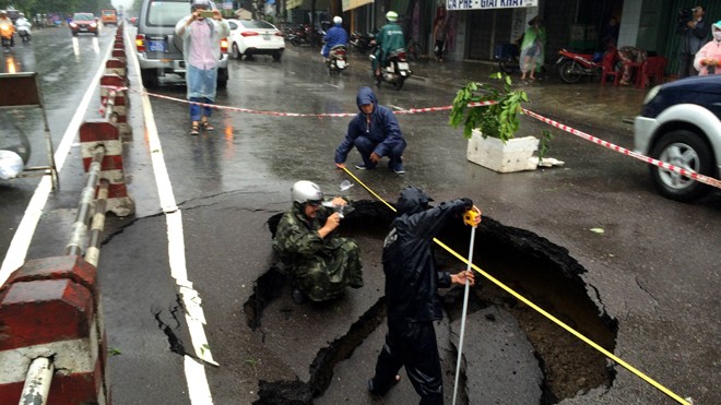 'Hố tử thần' sâu 2m bất ngờ xuất hiện ở Nha Trang Cận cảnh "hố tử thần" xuất hiện trên đường Lê Hồng Phong.