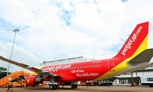 Thị trường chứng khoán đón thêm nhiều đại gia Dự kiến giảm tỷ lệ sở hữu tại VietJet Air, song giá trị cổ phần theo sở hữu của bà Thảo vẫn đạt xấp xỉ 1 tỷ USD theo giá chào sàn của cổ phiếu được tiết lộ gần đây bởi Reuters.