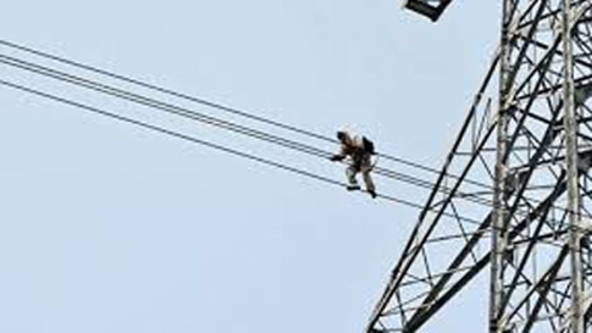 Trèo lên mái nhà, một người bị hút ngược lên dây điện cao thế Những đường dây điện cao thế sát mái nhà dân tiềm ẩn nhiều nguy hiểm. (Ảnh minh hoạ).