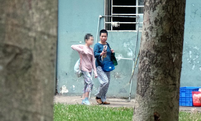 Hà Nội: Mẹ nhiều năm nhốt con gái 11 tuổi, không cho đi học Bé gái 11 tuổi luôn có mẹ kề bên.