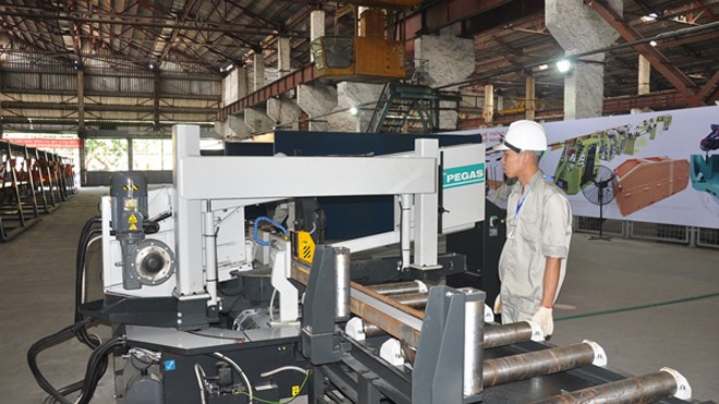 Đảm bảo việc làm, thu nhập của người lao động Công nhân vận hành thiết bị sản xuất phụ kiện monoray