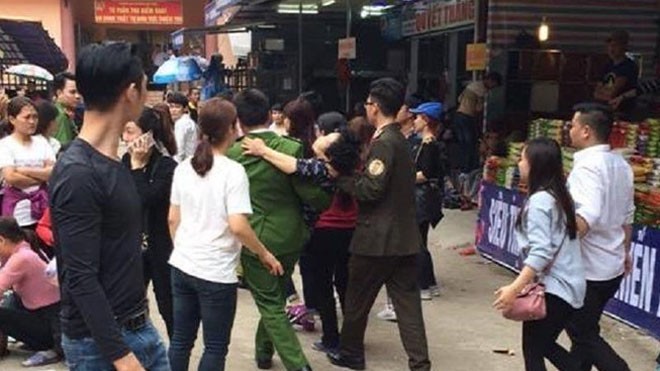 Bà cụ bị đánh ngất do giẫm chân cô gái khi đi Chùa Hương Bà cụ bị đánh ngất do giẫm chân cô gái khi đi Chùa Hương