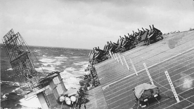 Trận bão suýt xóa sổ cả hạm đội Mỹ Một tàu sân bay bị nghiêng trong cơn bão. Ảnh: War History.