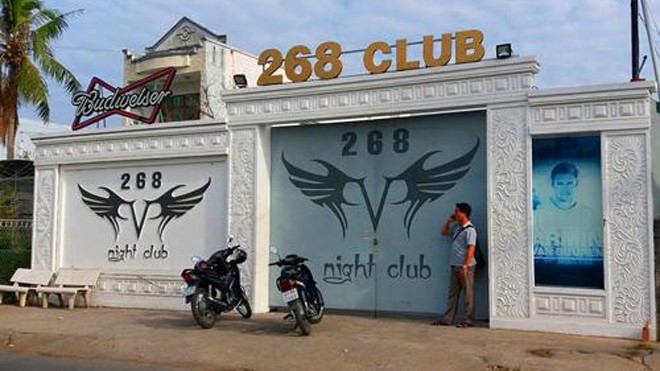 Hai nghi can đâm chết người trong bar vì bị 'nhìn đểu' Quán bar nơi hai nghi can đâm chết người. Ảnh. Hồ Nam.