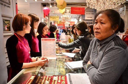 Giá vàng tiếp tục lao dốc dưới 37 triệu đồng Giá vàng lao dốc, mua xong bước ra khỏi cửa đã lỗ. Ảnh: Thanh Hà