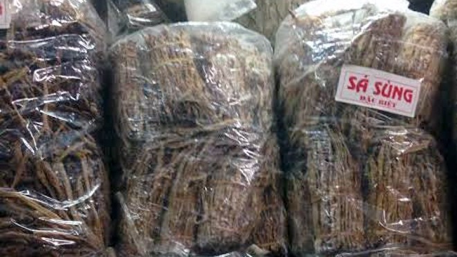 'Hải sản nhà giàu' sá sùng chất đống bán ở chợ Đồng Xuân Sá sùng được bán với số lượng lớn tại chợ Đồng Xuân.