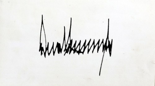 So sánh chữ ký như dây thép gai của Trump với những người tiền nhiệm Chữ ký của Donald Trump. Ảnh: CNN
