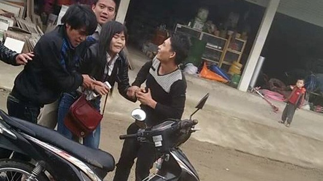 9X trong clip 'bắt vợ' giữa đường: Tôi chỉ muốn tỏ tình Hình ảnh Hiền bị nhóm thanh niên bắt đưa lên xe máy. Ảnh: Cắt từ clip.