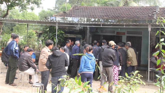 Hai mẹ con chết đuối thương tâm khi đang bắt cá trên sông Người dân đến chia buồn cùng gia đình nạn nhân