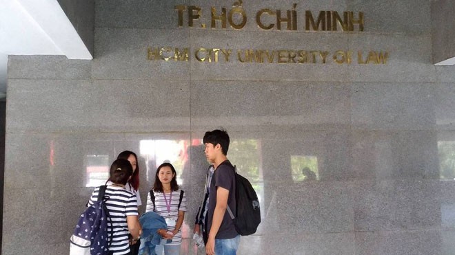 Mới nhất vụ đình chỉ sinh viên mang giáo trình photo vào trường Việc đình chỉ 1 năm học với nữ sinh mang 8 cuốn tài liệu photo giáo trình vào trường để tặng một người em cùng quê khóa sau của trường Đại học Luật TPHCM đang gây nhiều tranh cãi.