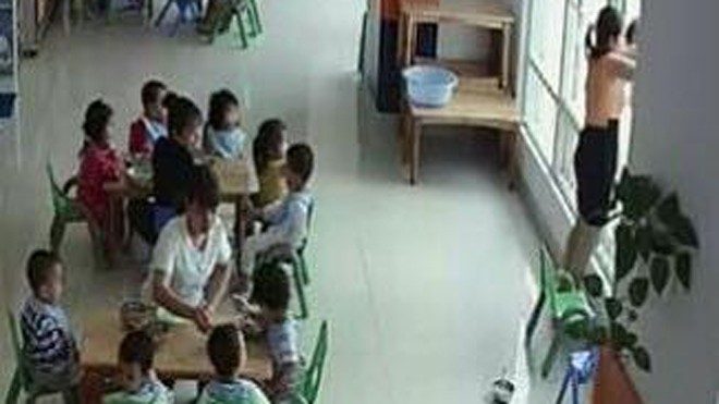 Hiệu trưởng dọa ném trẻ qua cửa sổ để ép ăn Hiệu trưởng dọa ném trẻ qua cửa sổ để ép ăn