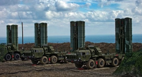 Thổ Nhĩ Kỳ đàm phán mua 'rồng lửa' S-400 Nga Các xe phóng của tổ hợp S-400 được Nga triển khai tại Crimea. Ảnh: Sputnik.