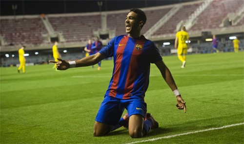 Sao trẻ Barca lập siêu phẩm solo như Messi Mboula chia vui sau pha ghi bàn vào lưới Dortmund. Ảnh: FCB.