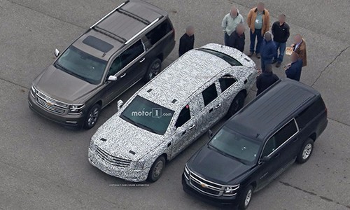 Limousine bọc thép của Donald Trump lộ diện Xe limousine bọc thép mới của tân tổng thống Trump.