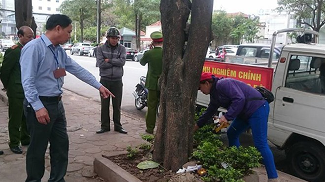 Hà Nội: Phạt một phụ nữ 6 triệu đồng vì vứt rác ra vỉa hè Tổ công tác thuộc phường Dịch Vọng Hậu, Cầu Giấy nhắc nhở, yêu cầu các hộ dân kinh doanh buôn bán vỉa hè thu dọn rác thải. Ảnh: Sơn Dương