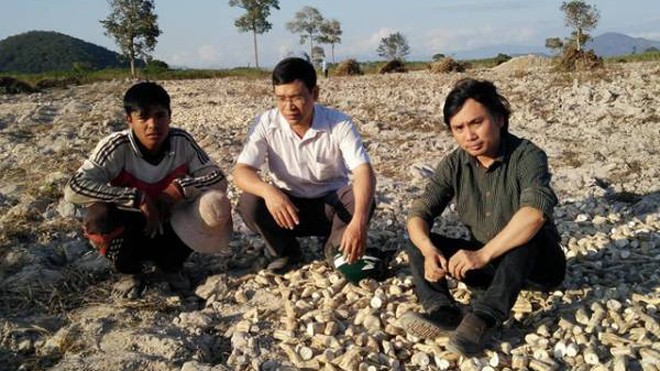 Điều chưa biết về thầy giáo độc thân nhận nuôi nhiều học sinh nghèo khó Thầy Thế (Hiệu trưởng) và thầy Dậu đến tận rẫy đón học sinh Gôl (ảnh nhân vật cung cấp)